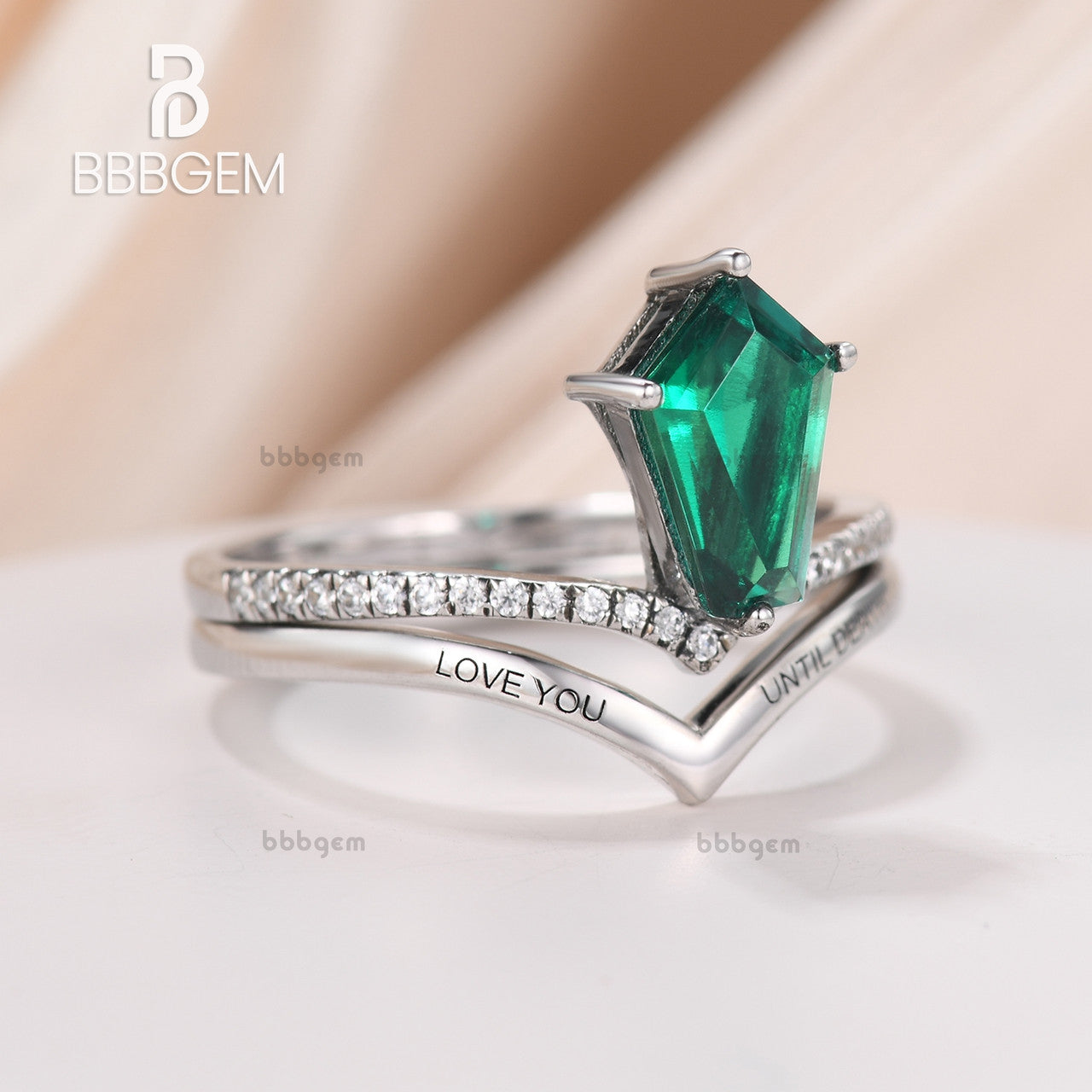 Fashion 9x6mm Pentagon Emerald Statement Ring Set Fancy Shape Step Cut Gemstone V Shaped Diamond Band Engagement Ring Set