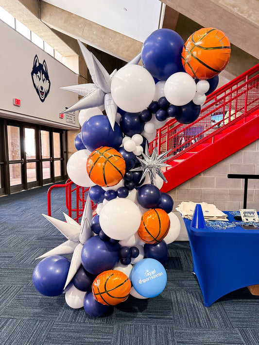 Uconn Grab N Go Garland On Stand