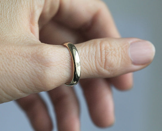 Mario 18K Gold Unisex Wedding Band