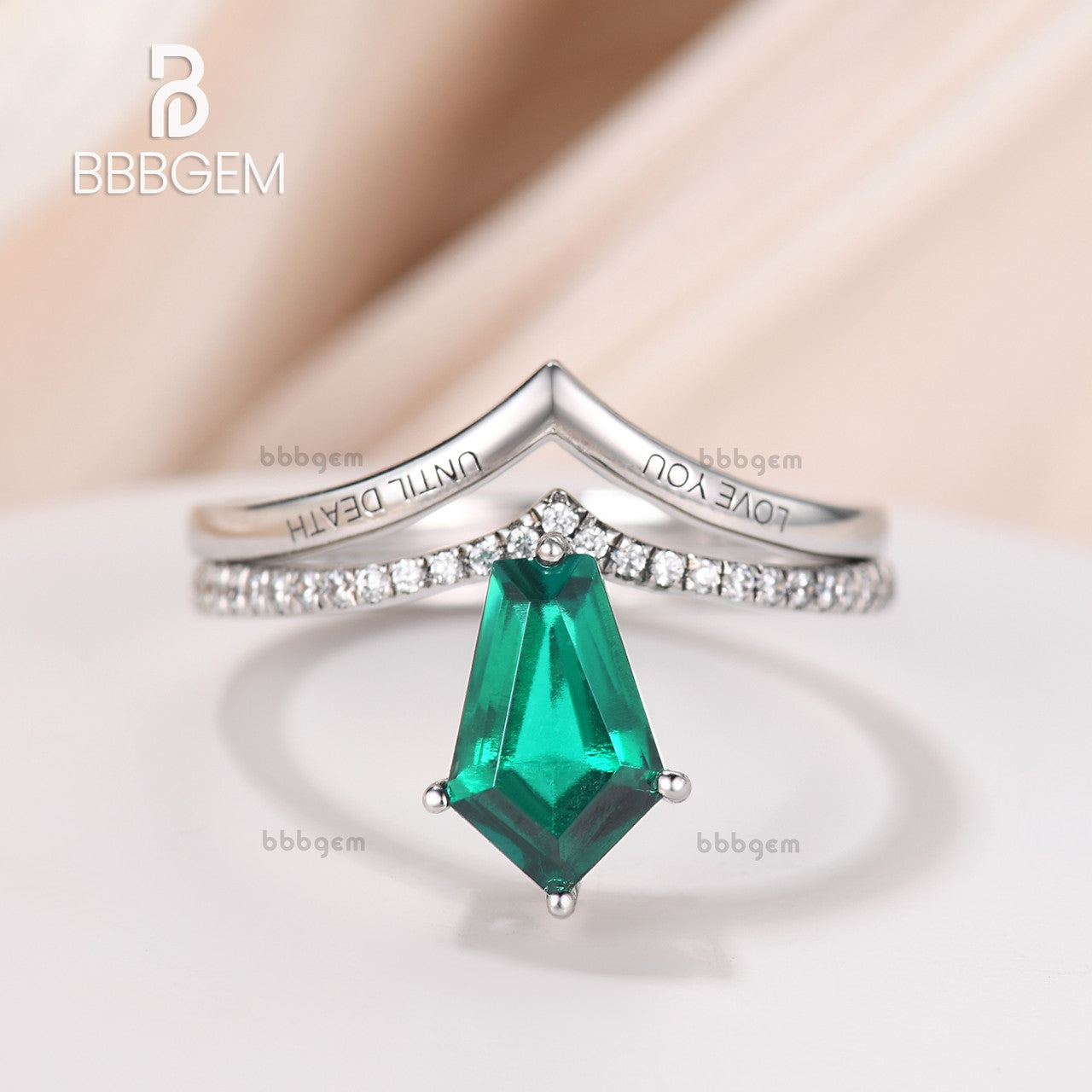 Fashion 9x6mm Pentagon Emerald Statement Ring Set Fancy Shape Step Cut Gemstone V Shaped Diamond Band Engagement Ring Set