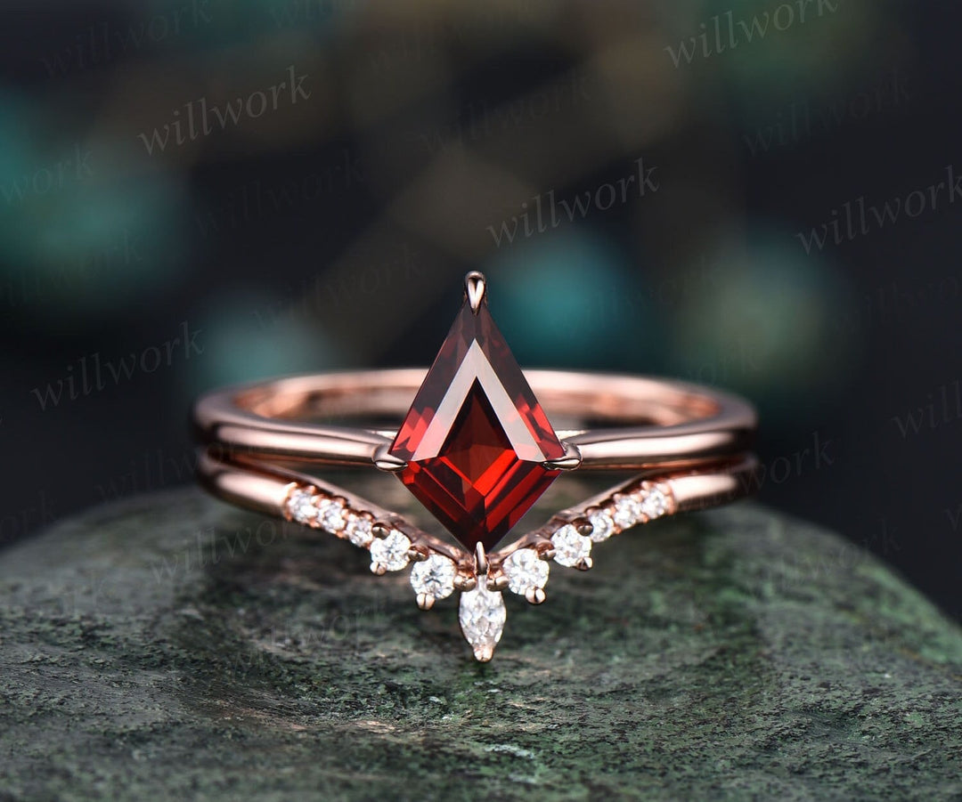 Kite Cut Red Garnet Ring Gold Vintage Garnet Engagement Ring Set 14k Rose Gold Unique Engagement Ring Moissanite Bridal Ring Set For Women